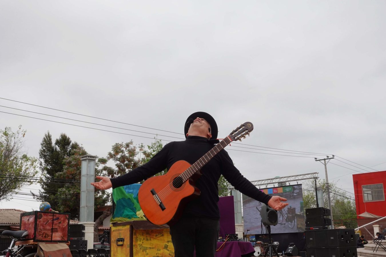 "Musirelatos" es un espectáculo que combina narración oral escénica con música y efectos sonoros en vivo. Cuentos originales y de la sabiduría popular, son utilizados por el narrador junto a instrumentos como flautas, saxofón y guitarra, para dar vida a diversas historias, creando una experiencia inmersiva, cautivadora y que nos remonta a las antiguas formas de transmitir relatos.